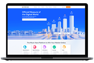 SimilarWeb 홈페이지 화면이 보이는 노트북