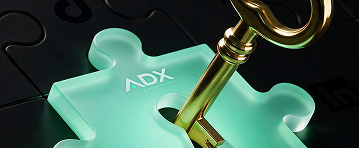 ADX가 적힌 민트색 퍼즐 조각과 금색 열쇠로, AI와 디지털 플랫폼을 연결하는 마케팅을 표현한 키비주얼